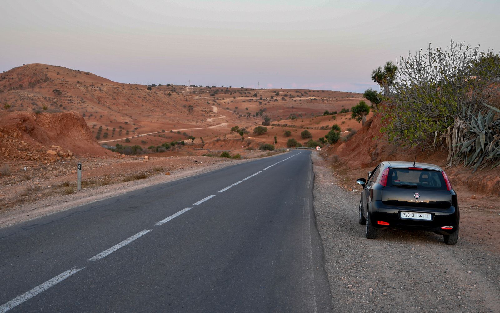 Coche de alquiler en una carretera del interior de Marruecos