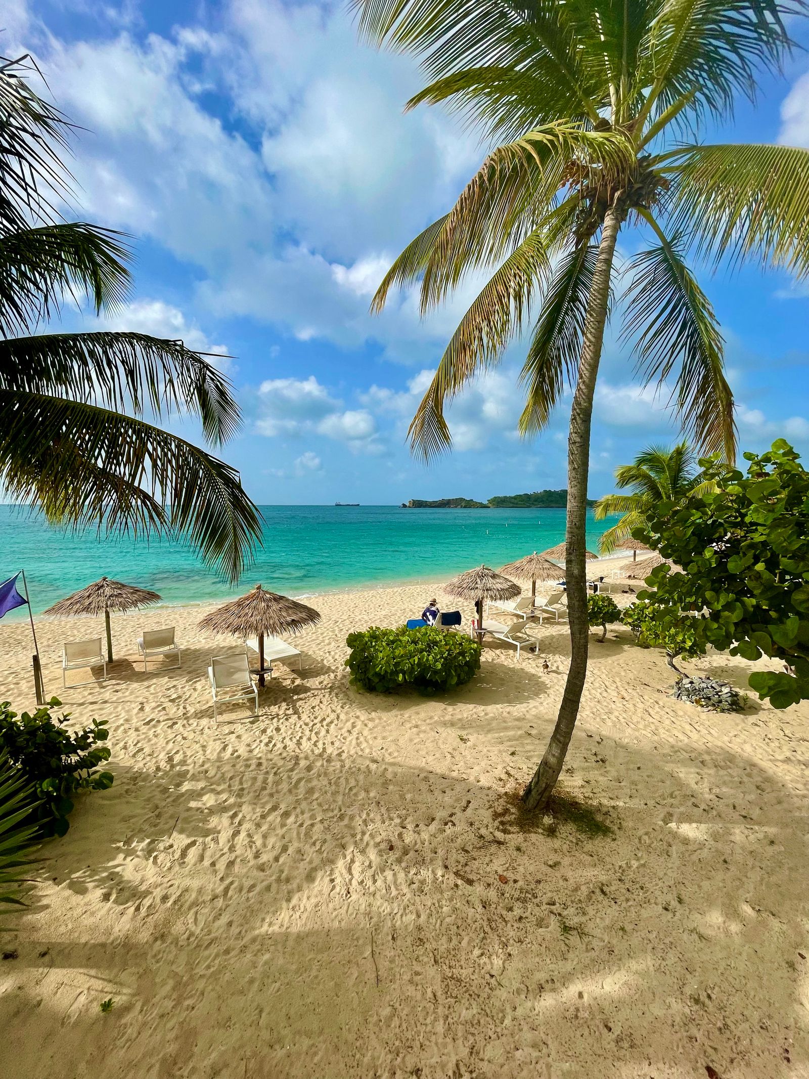 Playa de arena blanca y agua turquesa en Antigua, Caribe