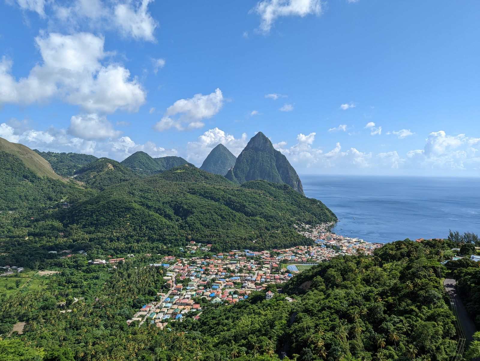 Los Pitons, dos picos volcánicos junto al mar en Santa Lucía, Caribe