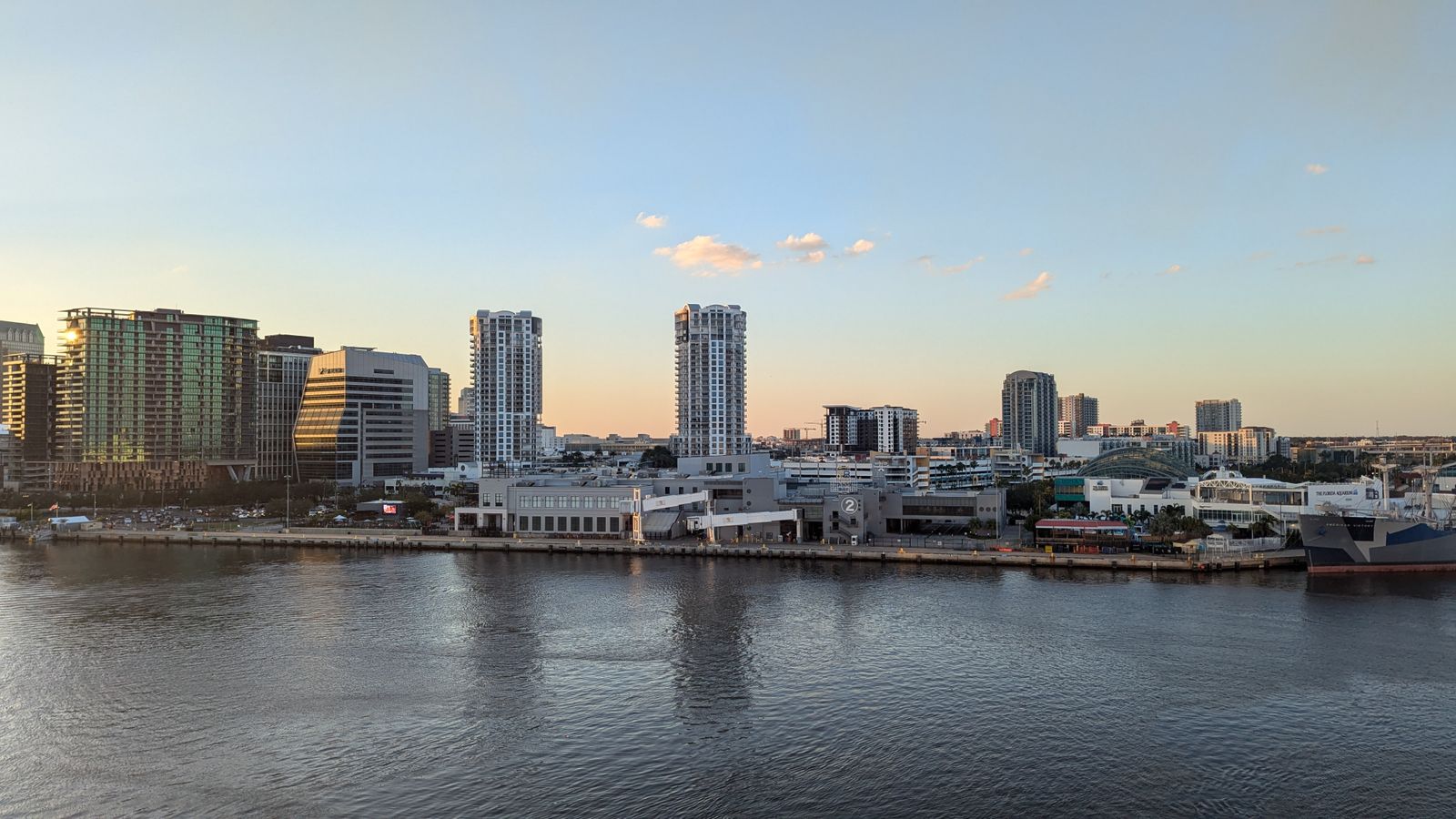Skyline de Tampa, Florida, con el río Hillsborough al atardecer