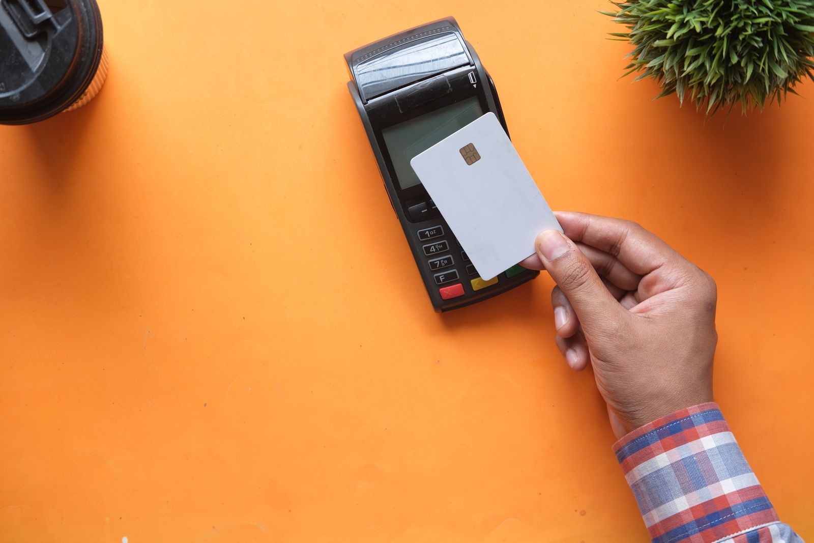 Paiement par carte bancaire sur un terminal, comme l empreinte de caution