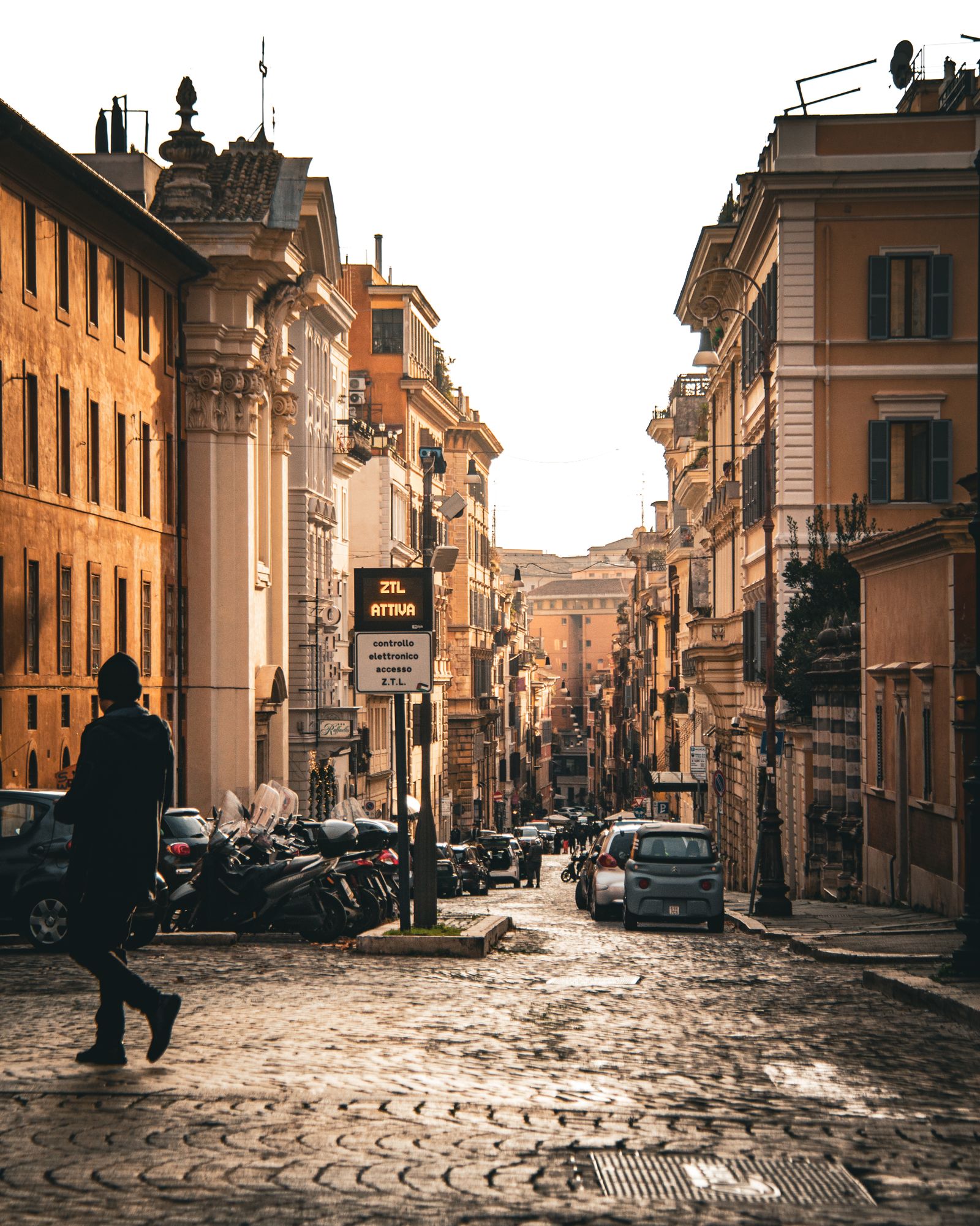 Cartel de zona de tráfico limitado (ZTL) en una calle del centro de Roma