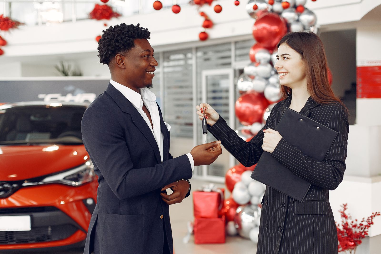 Employé remettant les clés d'une voiture au comptoir d'une agence de location