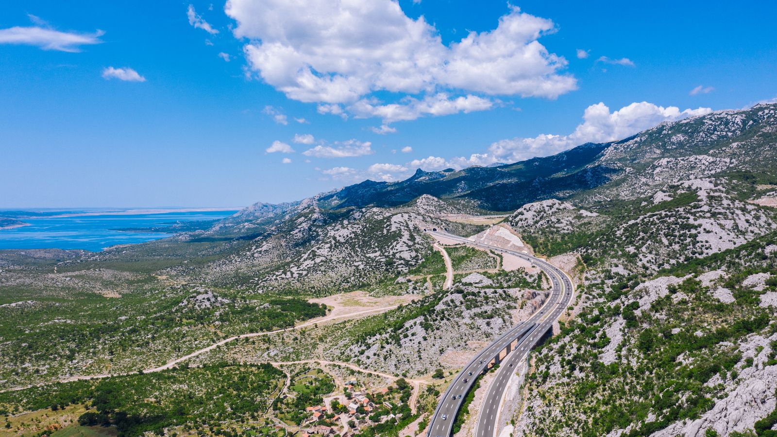 Strada costiera in Croazia con Mar Adriatico e isole sullo sfondo