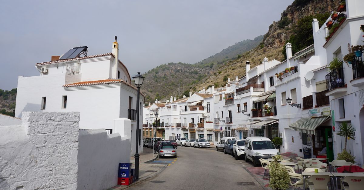 Voiture de location sur une route côtière sinueuse au-dessus de la Méditerranée en Espagne, par une journée ensoleillée