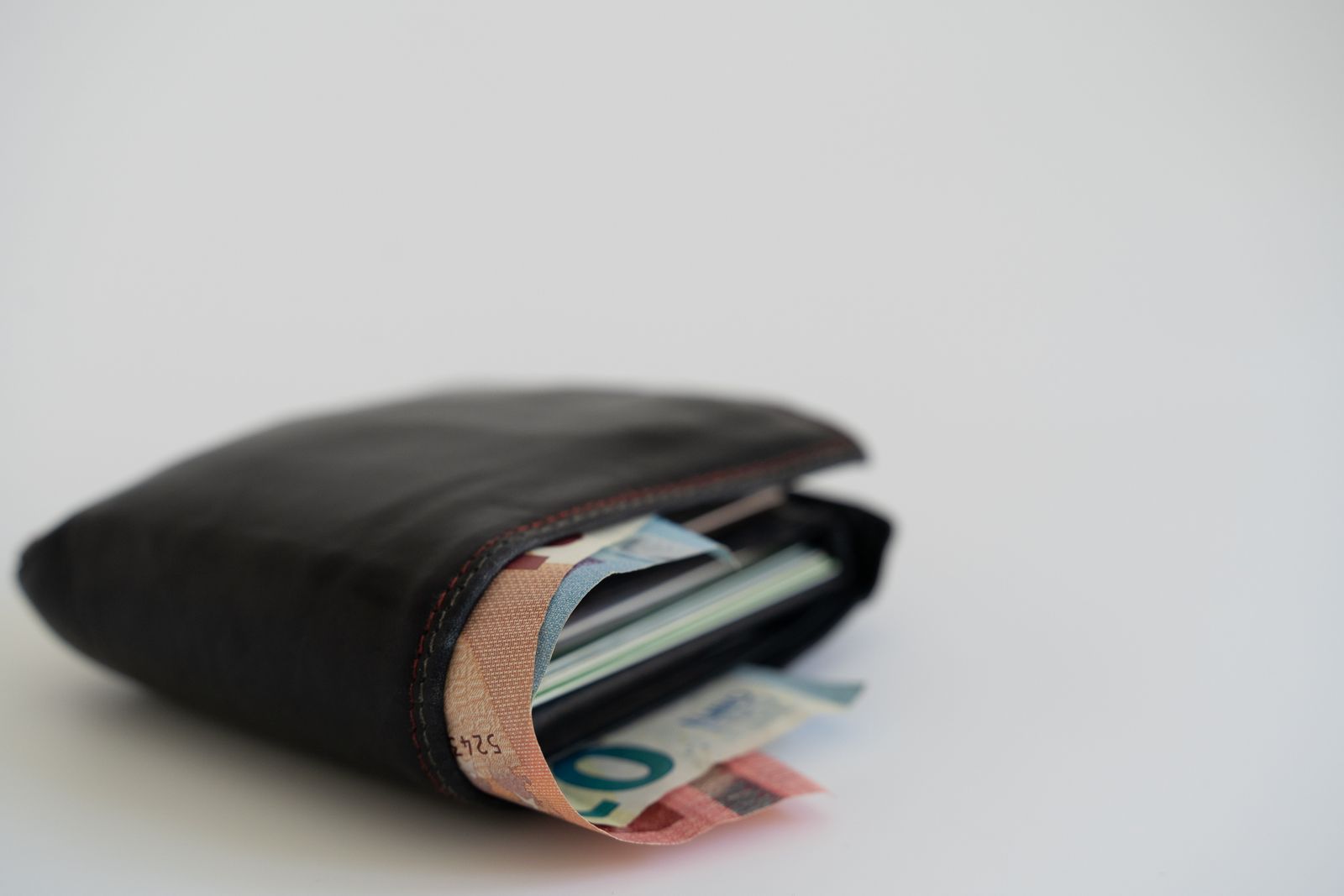 Portefeuille avec des billets en euros, alternative a la carte de credit