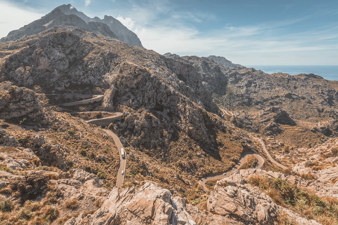 Mietwagen auf der Serpentinenstraße über der Bucht von Kotor
