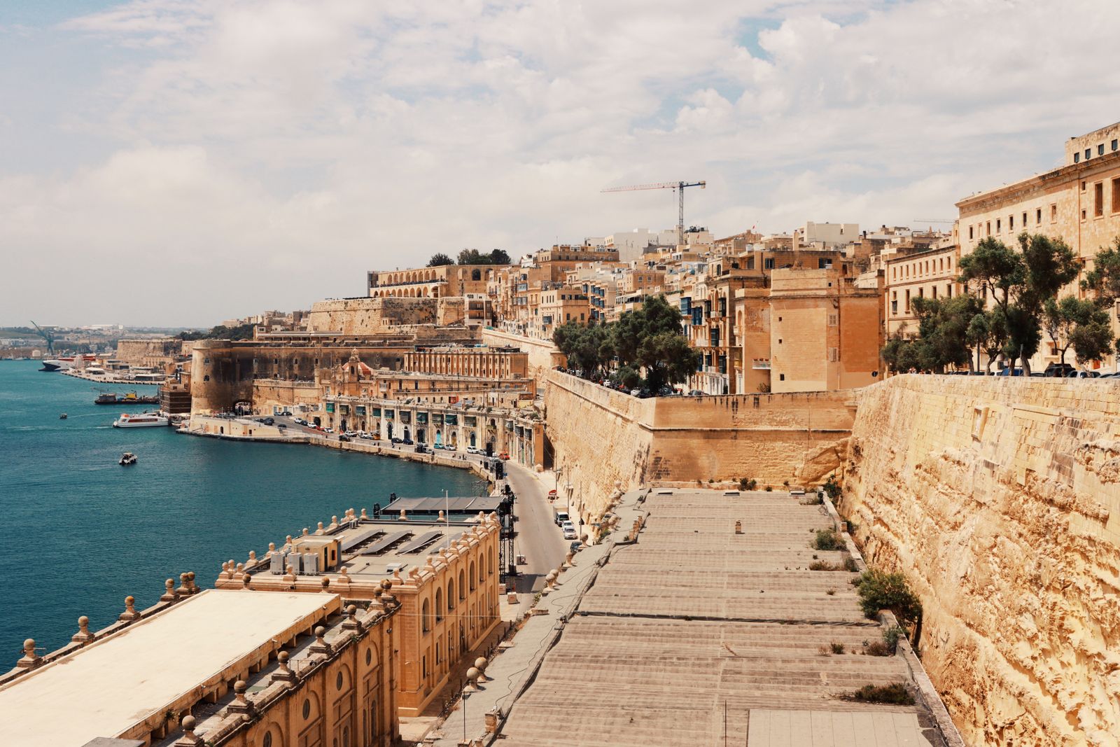 Il Grand Harbour di La Valletta visto dalle mura, con i palazzi in pietra dorata e il porto sulla sinistra