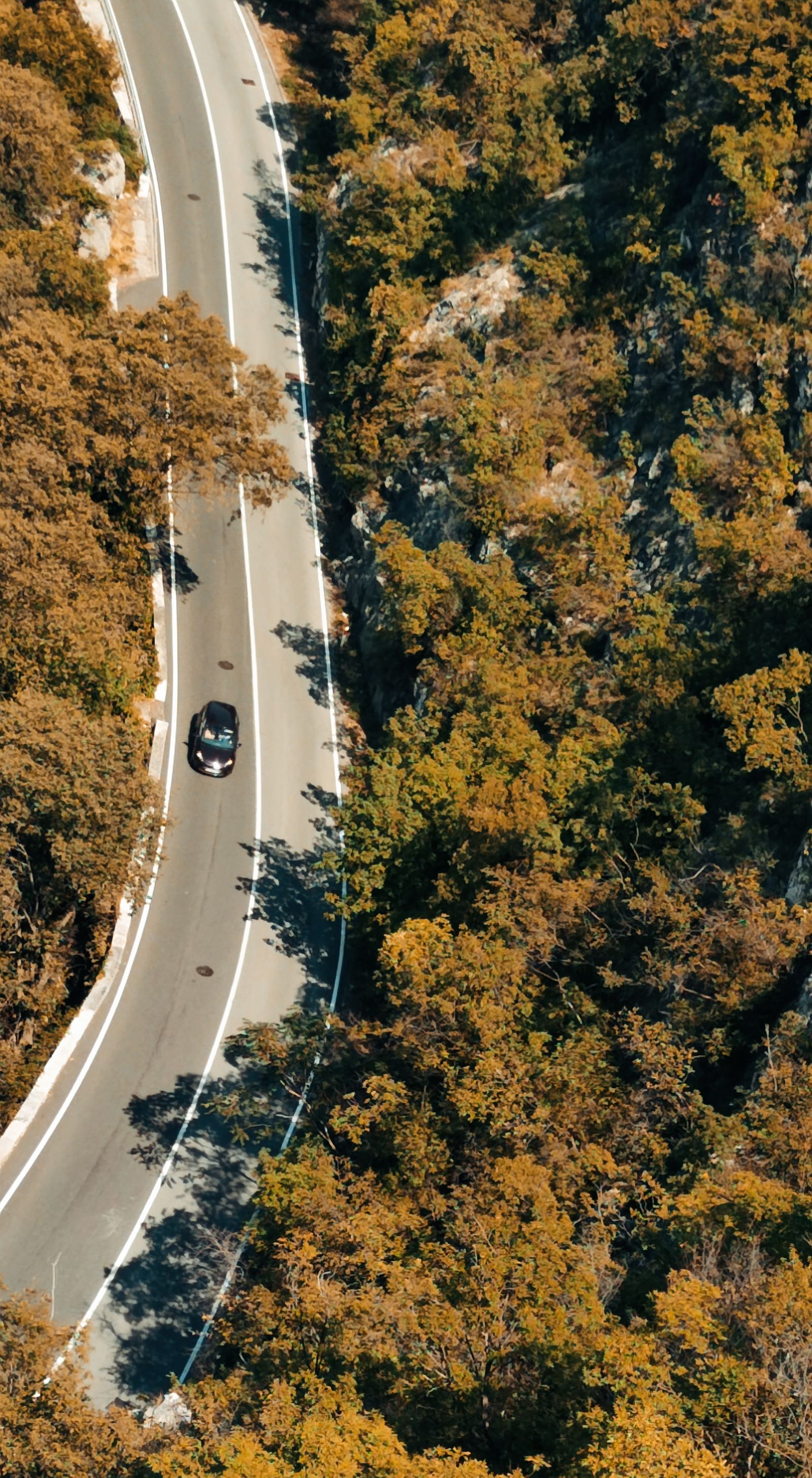 Auto auf einer kurvigen Straße durch die kroatischen Berge