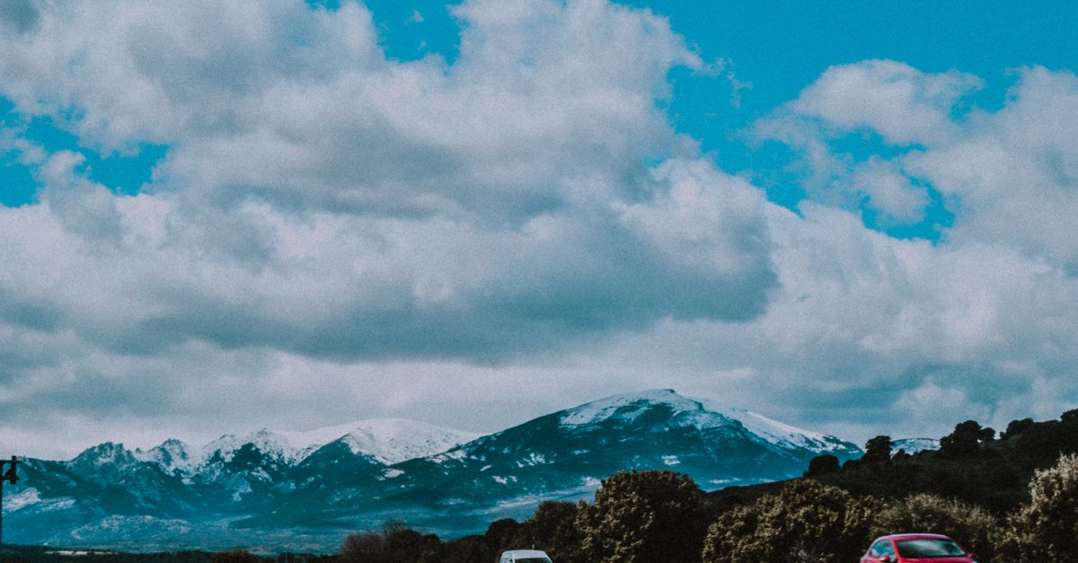 Küstenautobahn AP-7 entlang der spanischen Mittelmeerküste mit einem Mietwagen bei Sonnenuntergang