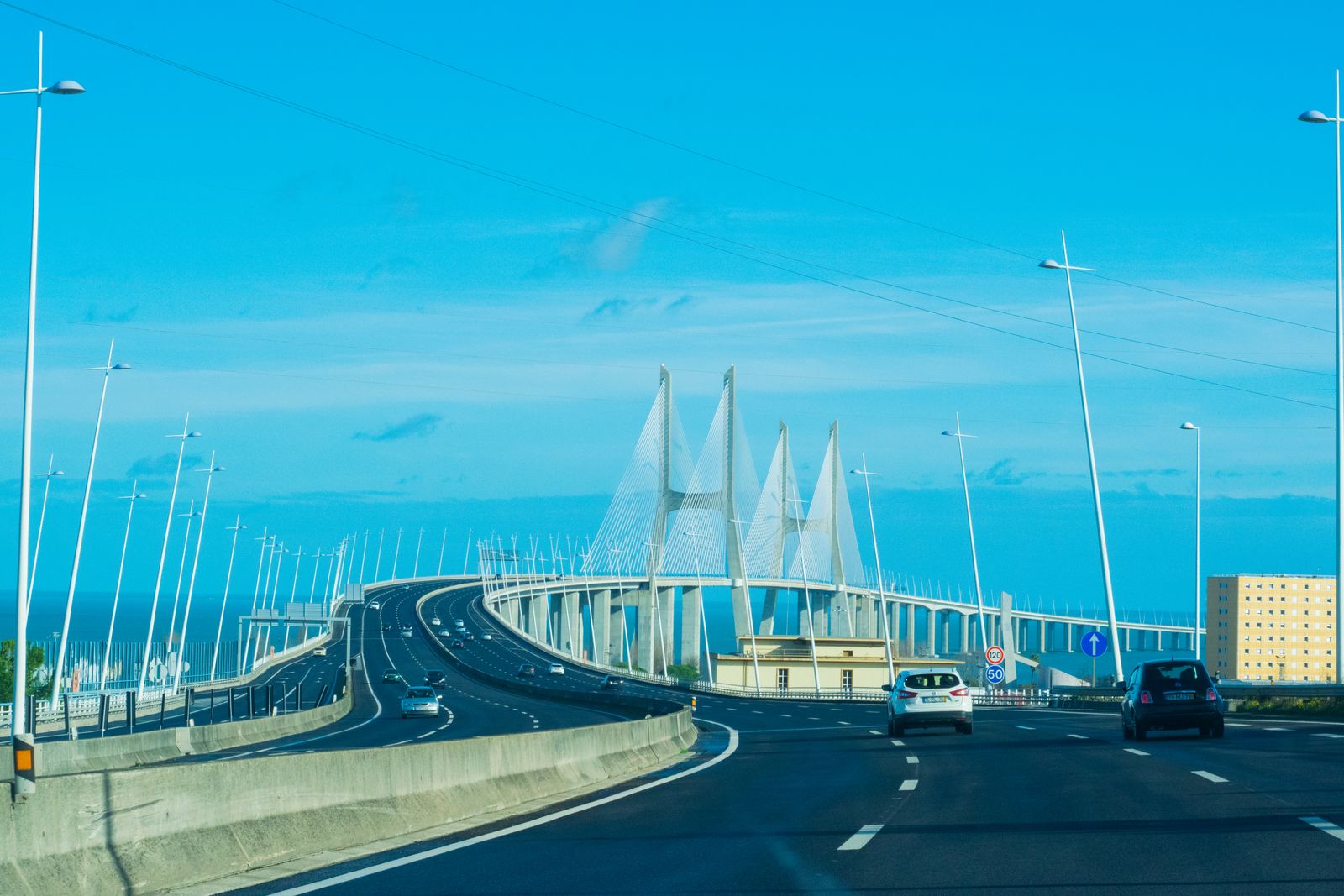 Autos auf der mautpflichtigen Vasco-da-Gama-Brücke in Lissabon
