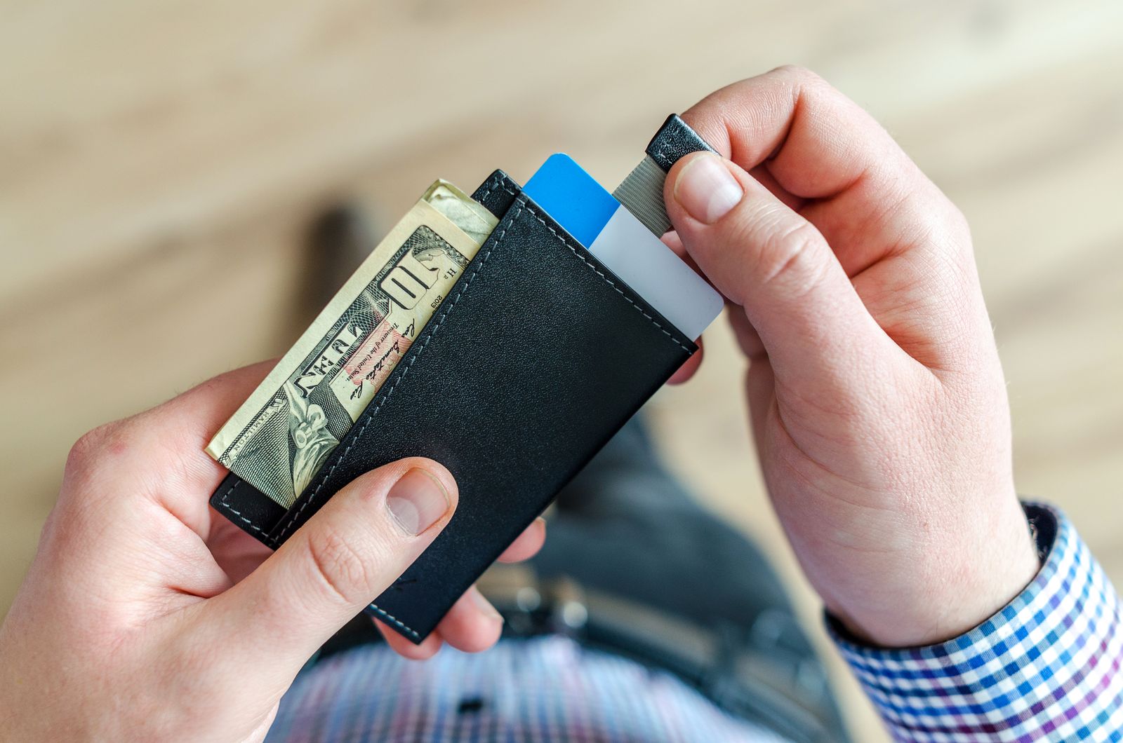 Geldbörse mit Bargeld und Karte als Alternative zur Kreditkarte