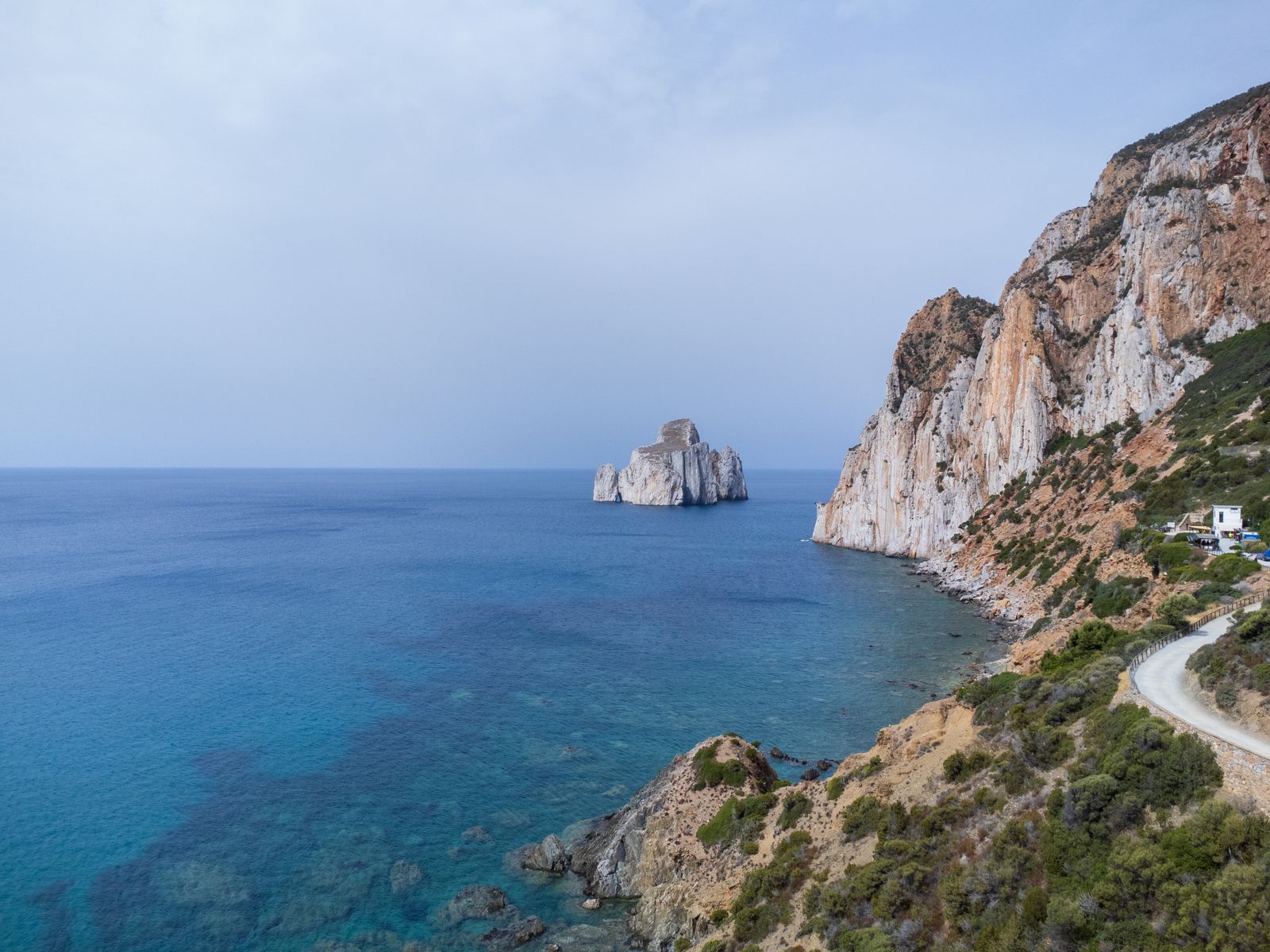 Küstenstraße an den Klippen von Masua auf Sardinien