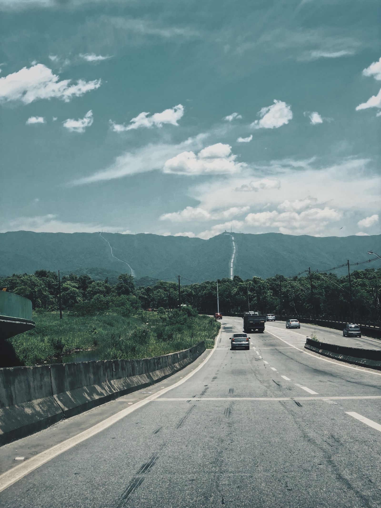 Offene Autobahn auf die Berge zu für einen langen Roadtrip