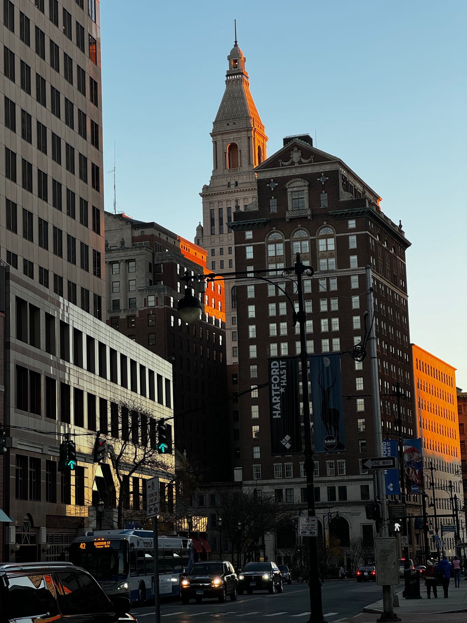 Skyline del centro di Hartford, Connecticut, visto dal fiume