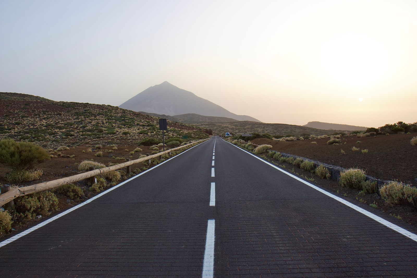 Strada che sale verso il Teide a Tenerife all'alba