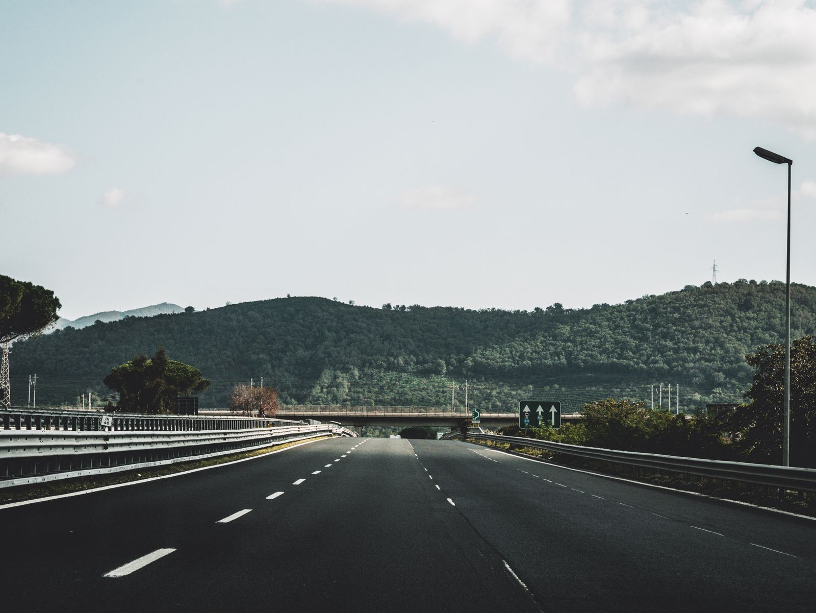 Barrière de péage sur une autoroute italienne (autostrada) entre les collines