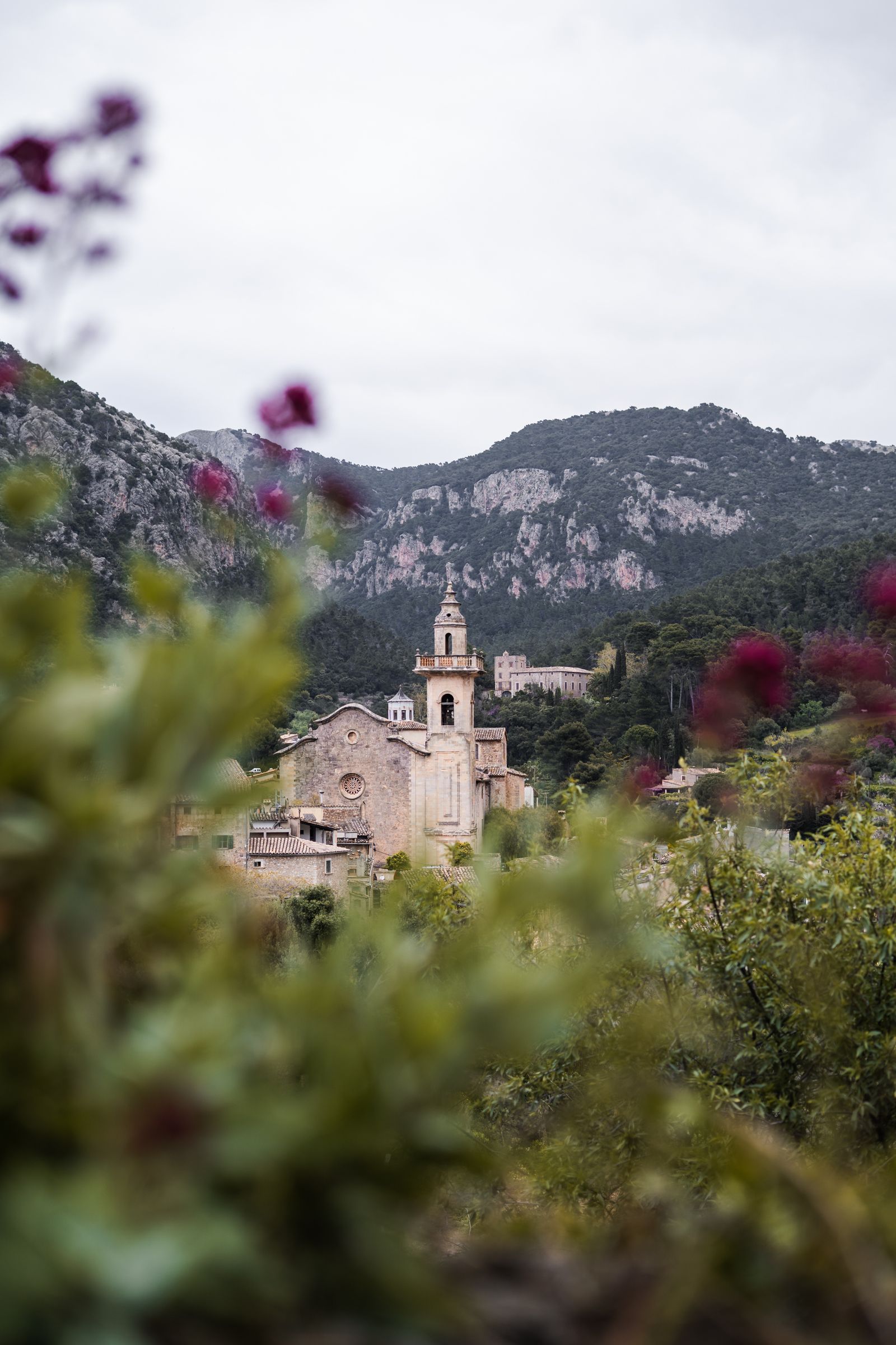 La iglesia de Valldemossa entre las montañas de la Serra de Tramuntana