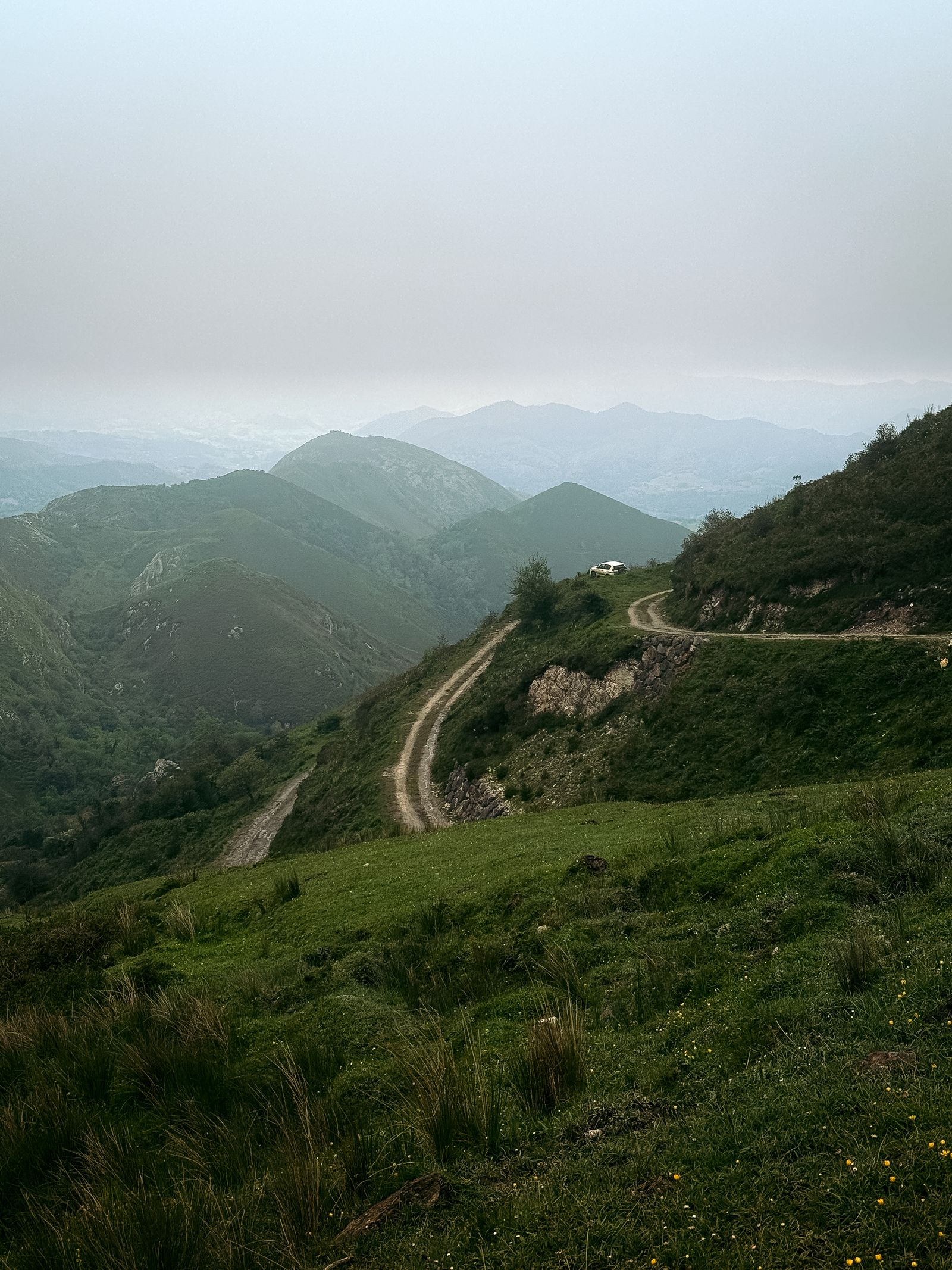 Coche en una carretera de la costa cantábrica en el norte de España