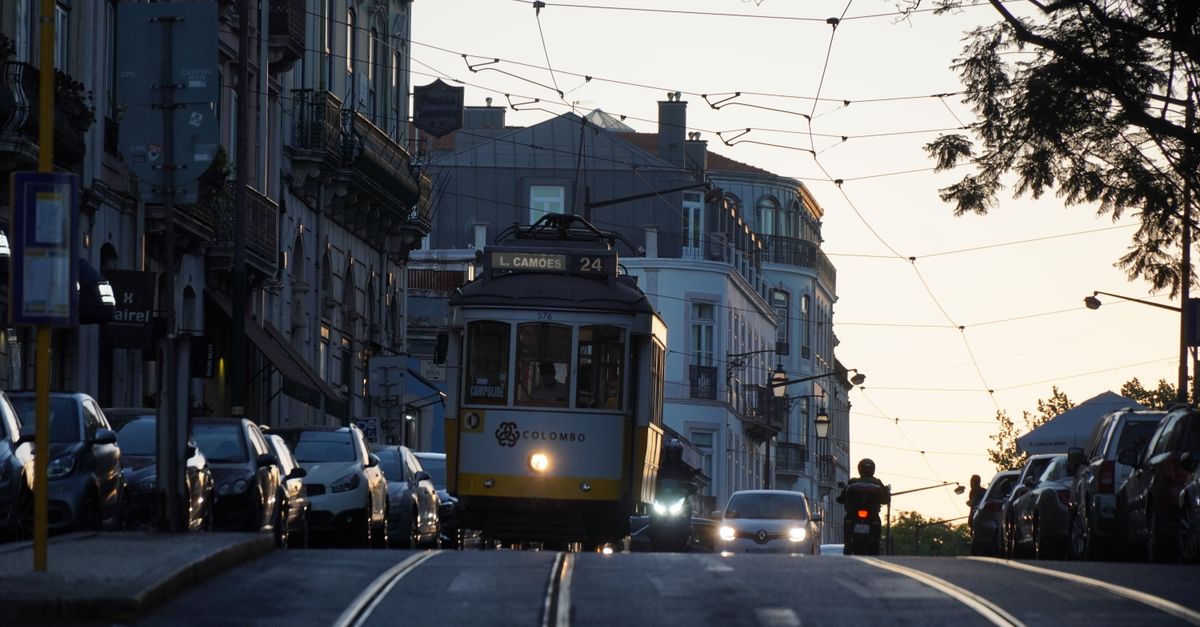 Route côtière près de Cascais au Portugal avec une voiture de location et l'océan Atlantique en arrière-plan