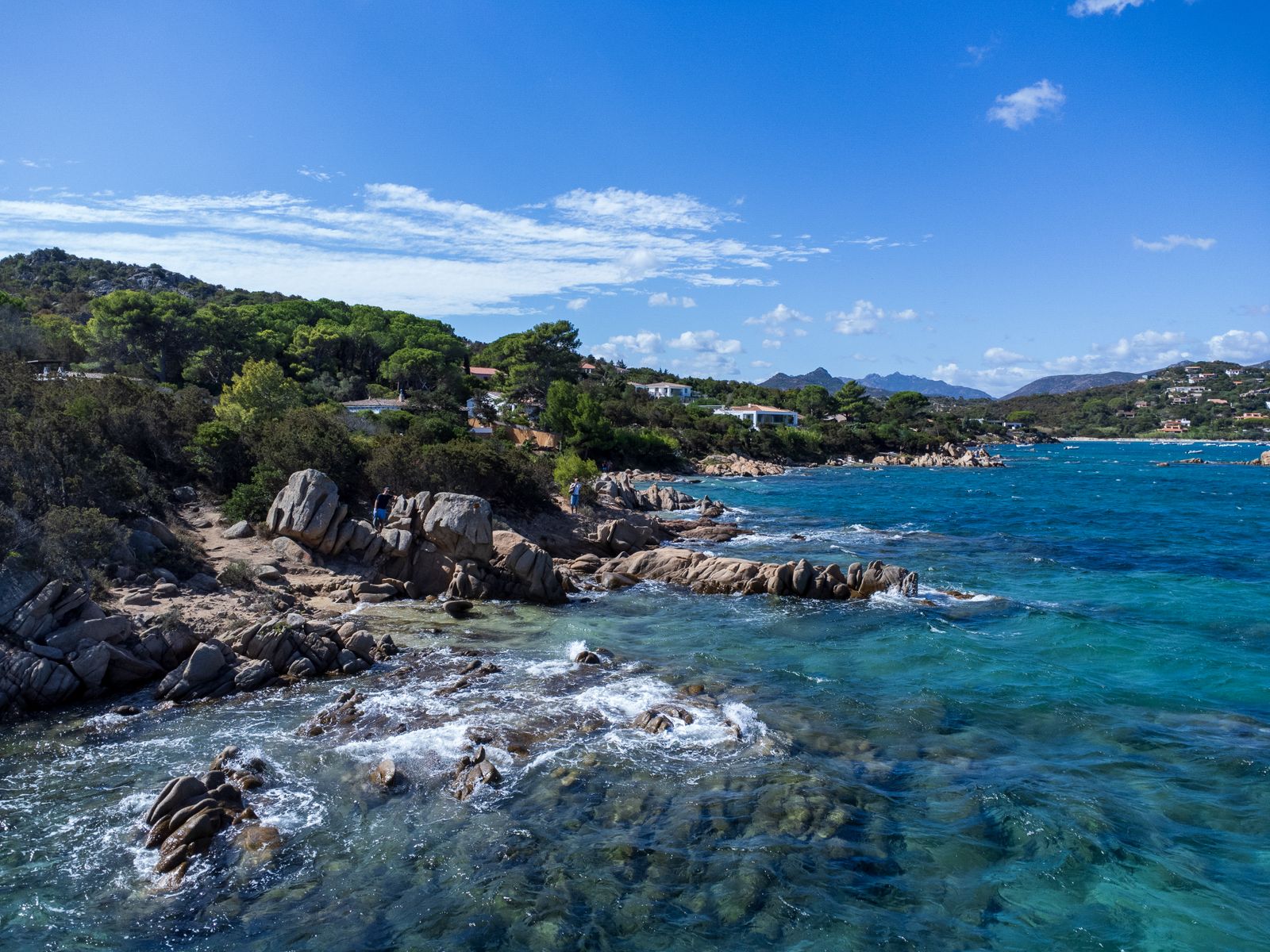 Crique aux eaux turquoise sur la cote de Sardaigne